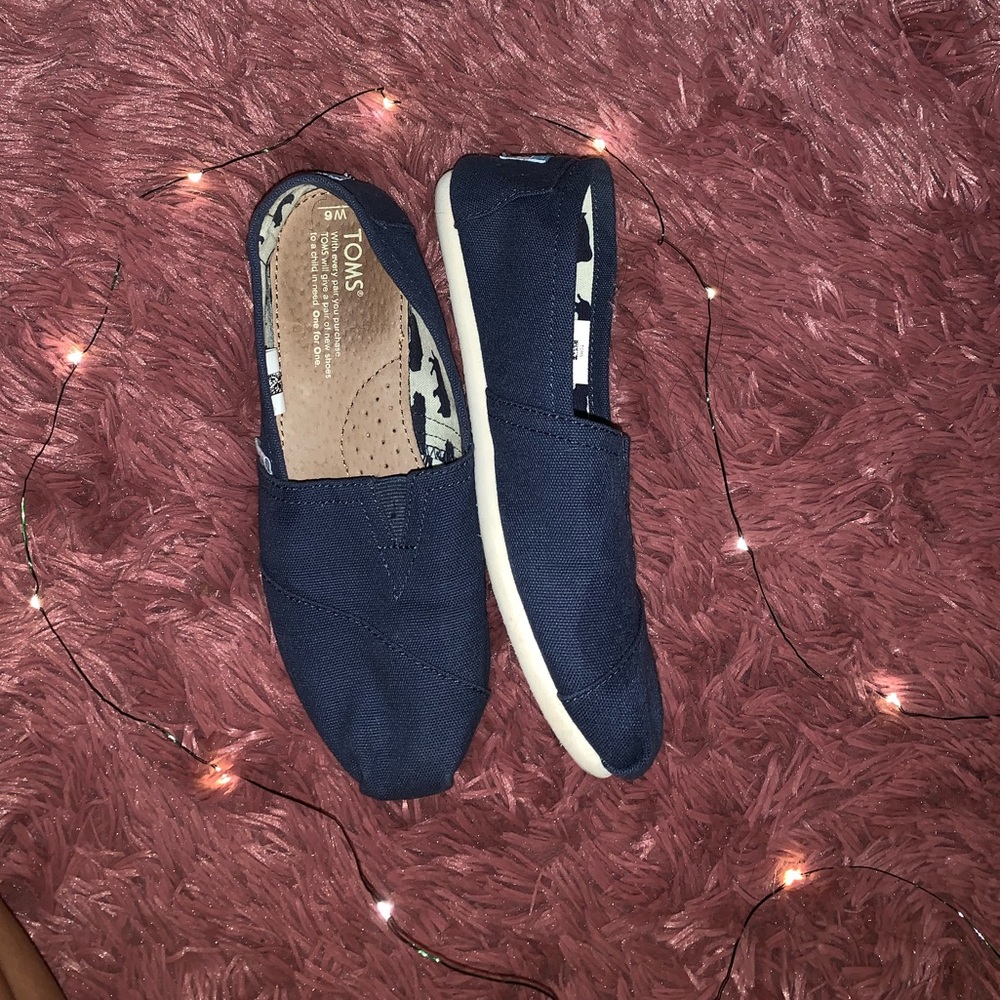 Navy toms